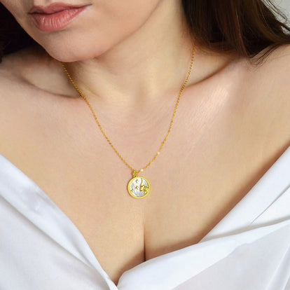 Colier din Argint 925, placat cu aur de 18k ce are pietre semipretioase naturale Sidef si zirconiu. Semn zodiacal Capricorn cu vedere pe model 01R01-0036C