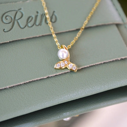 Colier din argint 925 cu Pandantiv Coada de Sirena cu perla de apa dulce si cristale zirconiu - vedere in detaliu zoom