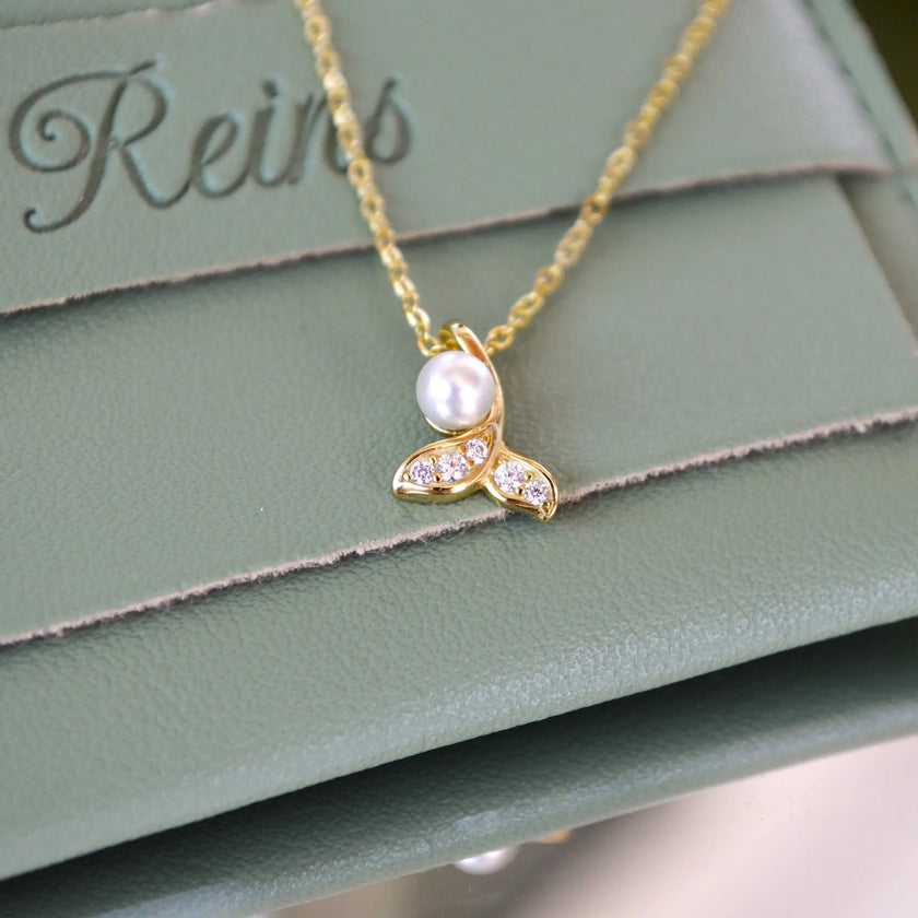 Colier din argint 925 cu Pandantiv Coada de Sirena cu perla de apa dulce si cristale zirconiu - vedere in detaliu zoom