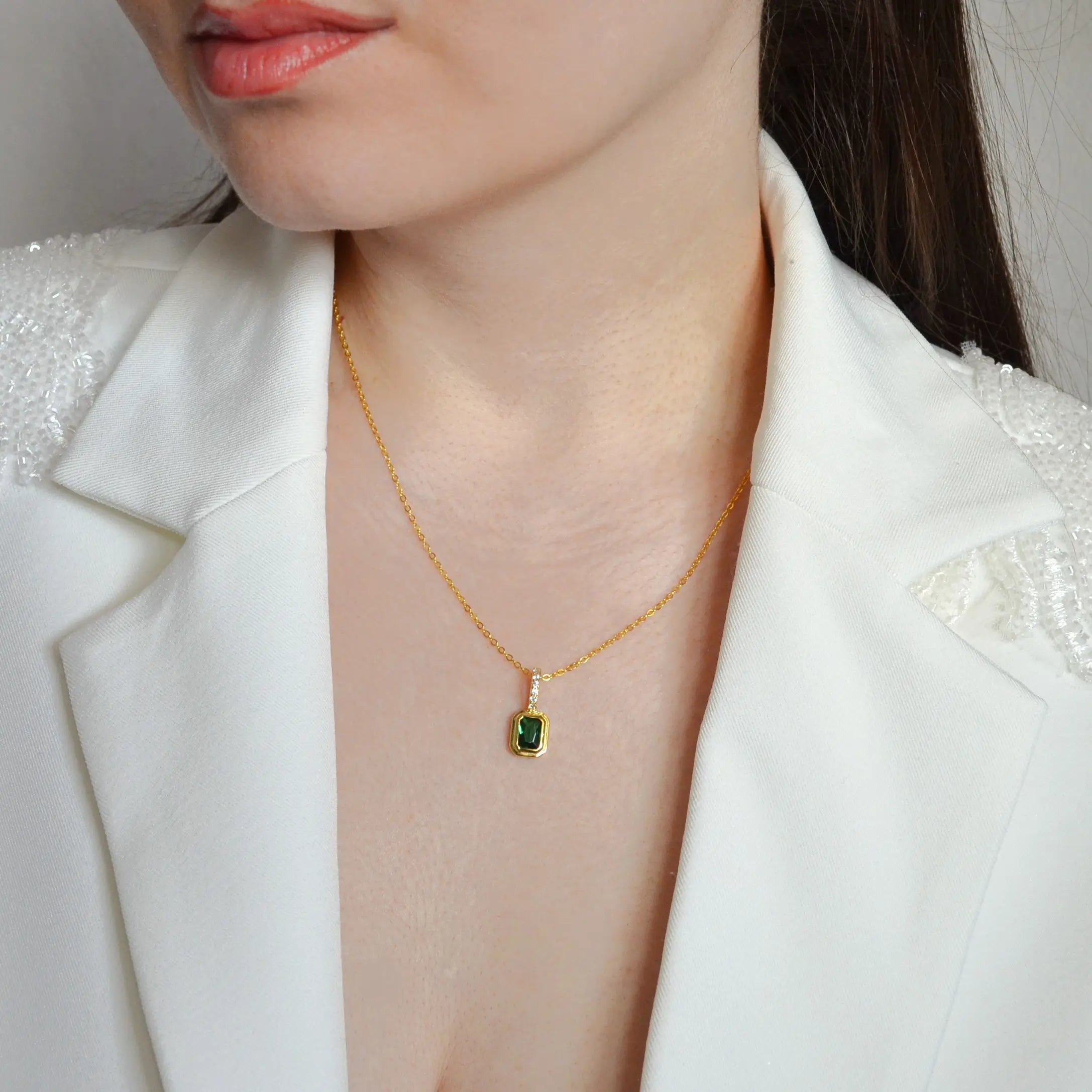 Colier din argint 925 placat cu aur de 18k ,cu zirconiu verde ,culoarea smaraldului . Piatra lunii Mai cu vedere pe model 01R01-0025MAI