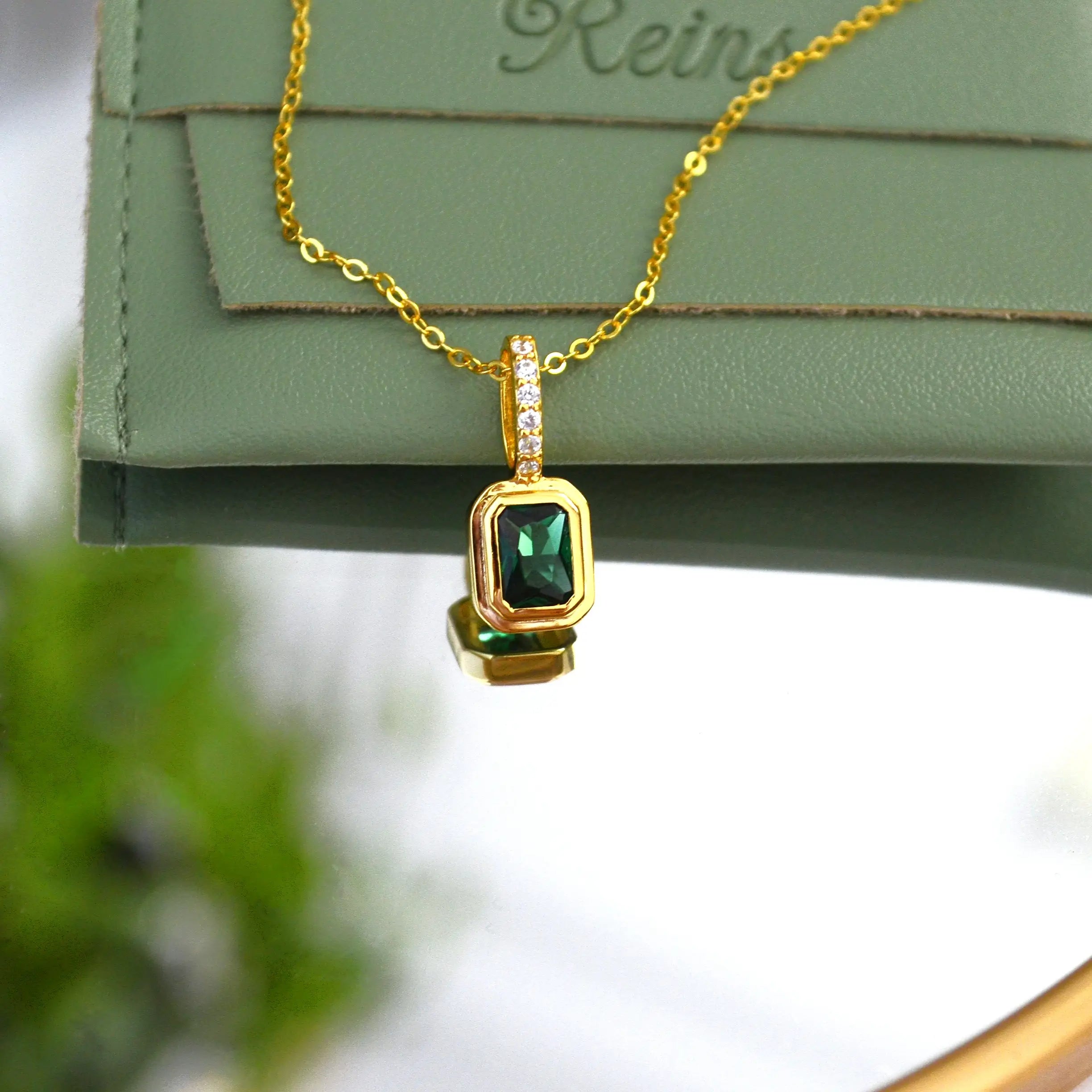 Colier din argint 925 placat cu aur de 18k ,cu zirconiu verde ,culoarea smaraldului . Piatra lunii Mai cu vedere in detaliu 01R01-0025MAI 