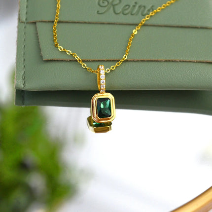 Colier din argint 925 placat cu aur de 18k ,cu zirconiu verde ,culoarea smaraldului . Piatra lunii Mai cu vedere in detaliu 01R01-0025MAI 