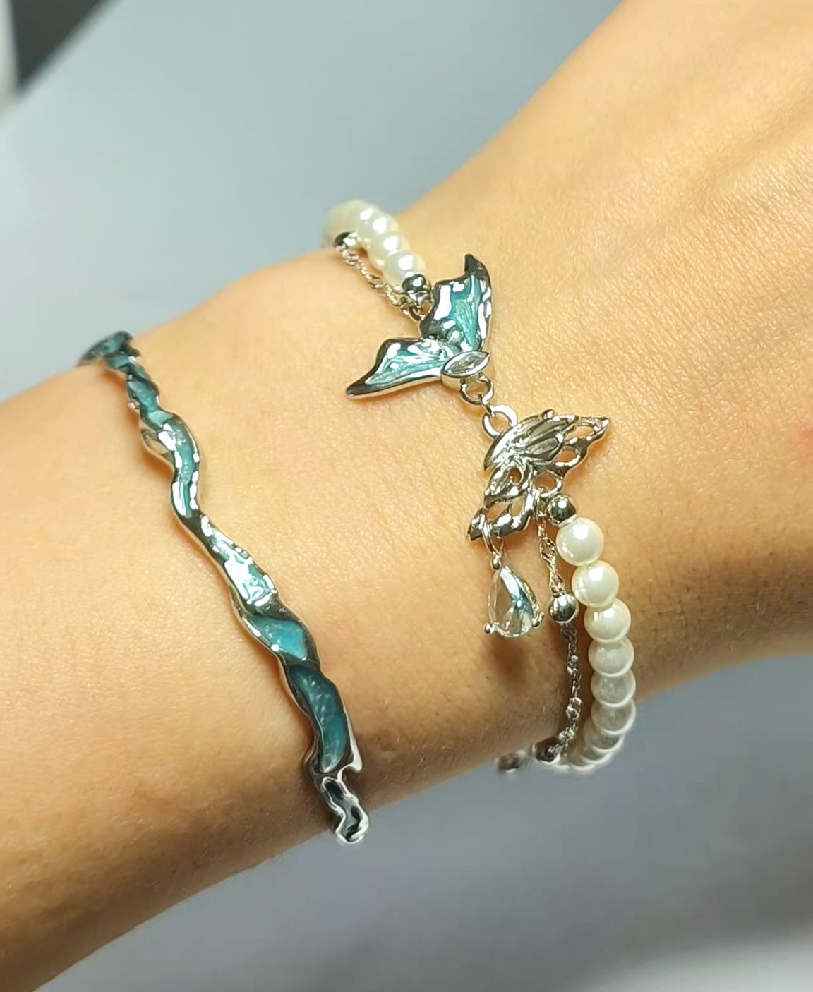  Bratara din Argint Reins cu enamel albastru - Ice Lake Bangle, vedere pe model, 02R01-0020