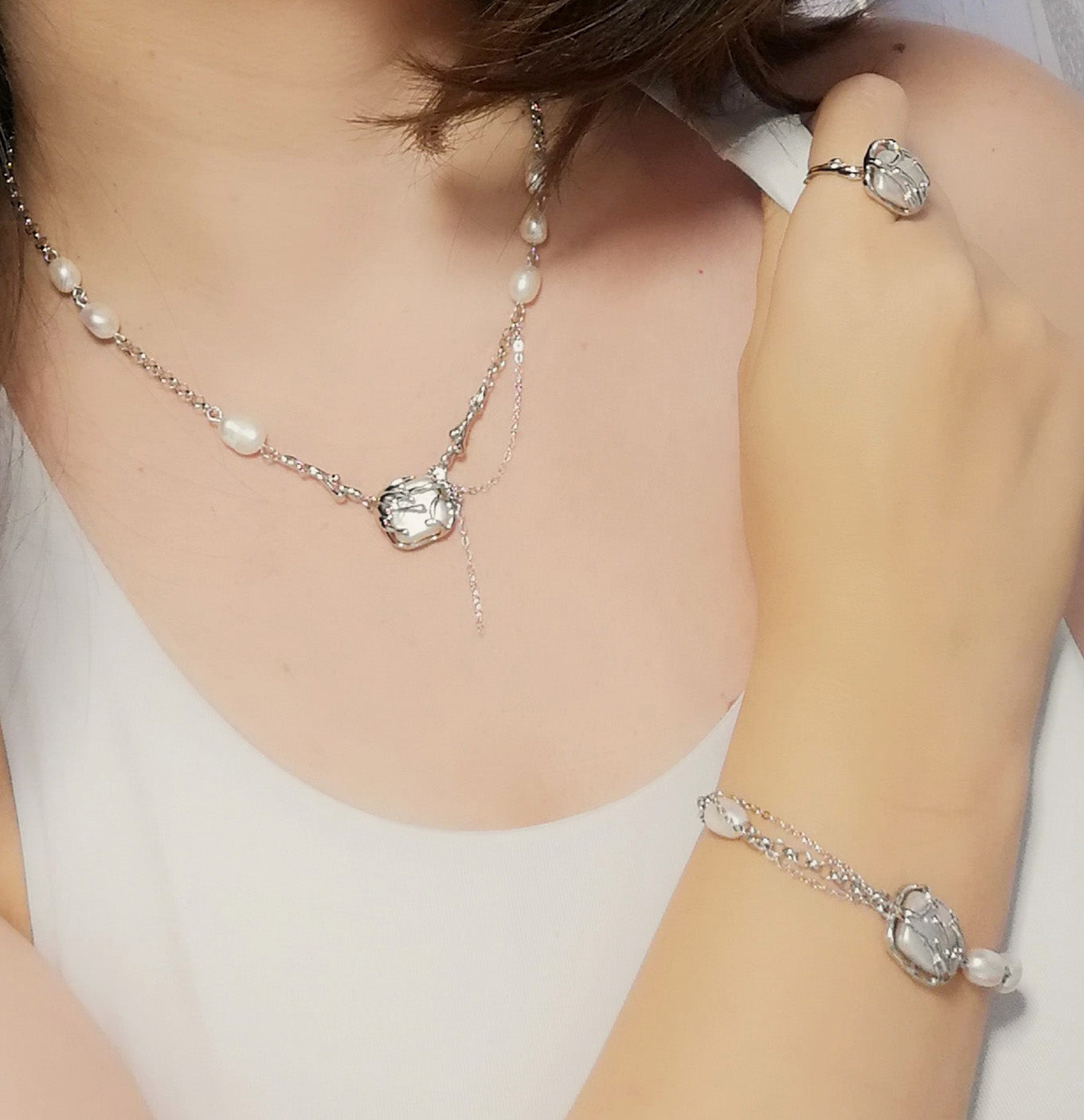 Bratara din Argint Reins cu Perle baroc si perle de apa dulce - Square Baroque, vedere pe model, 02R01-0014