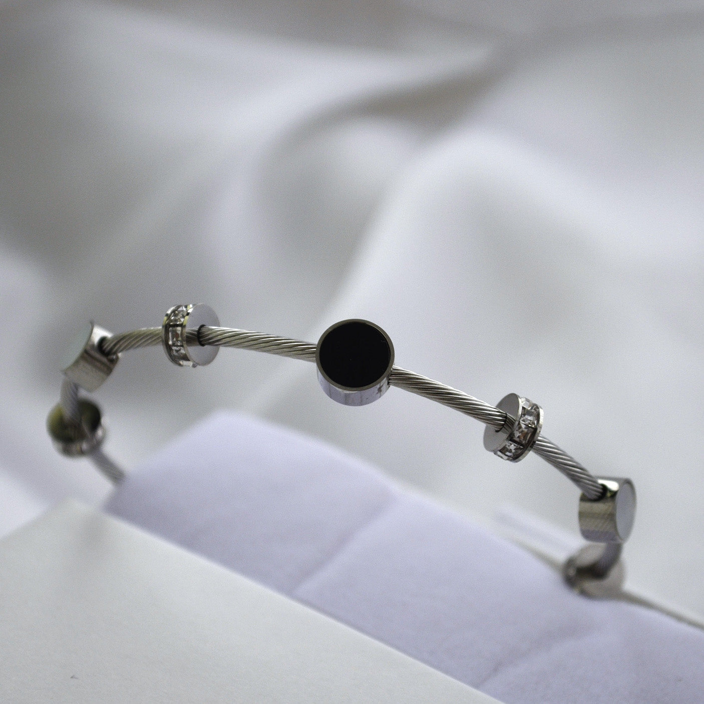 Bratara din otel inoxidabil Reins, placata rodiu, cu pietre din cristale incolore si sidef – Serenity Bangle, vedere detaliata, 02S02-0007