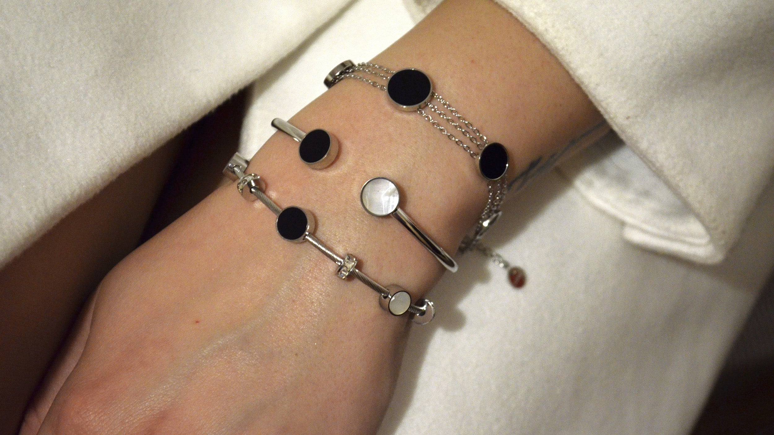 Bratara din otel inoxidabil Reins, placata rodiu, cu pietre din cristale incolore si sidef – Serenity Bangle, vedere pe model, 02S02-0007