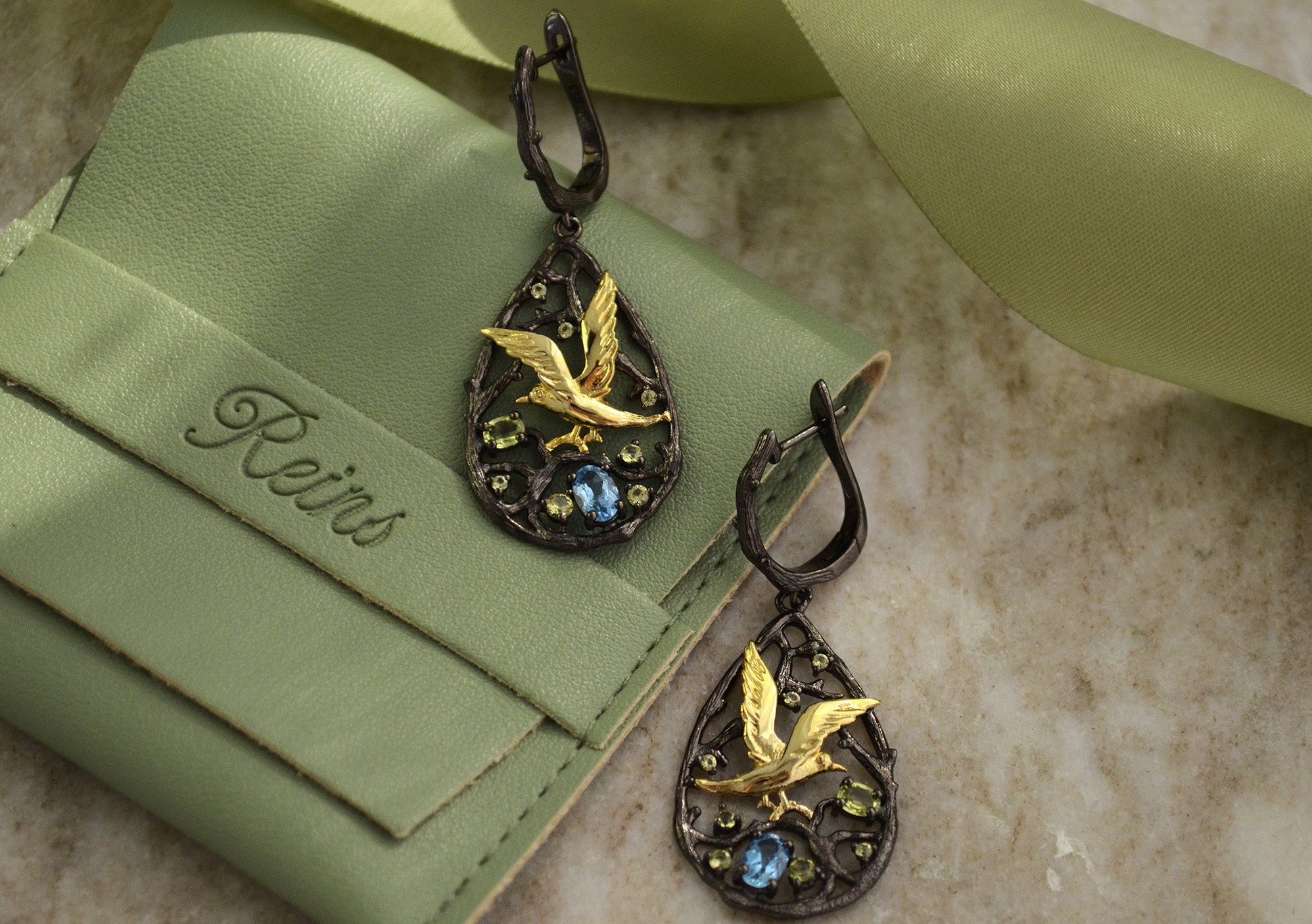 Cercei din Argint Reins, cu pietre semipretioase Swiss Blue Topaz si Peridot - Bird perched, vedere detaliata, 03R01-0002