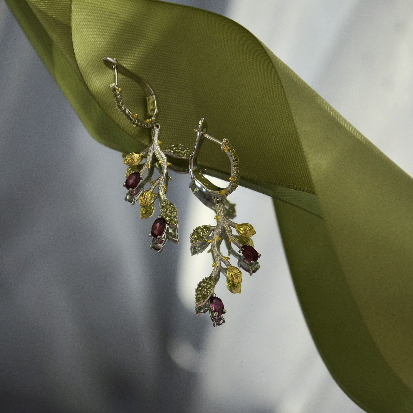 Cercei din Argint Reins, cu pietre semi-pretioase din Rodolit si Peridot – Subtle Thorns, vedere detaliata, 03R01-0011