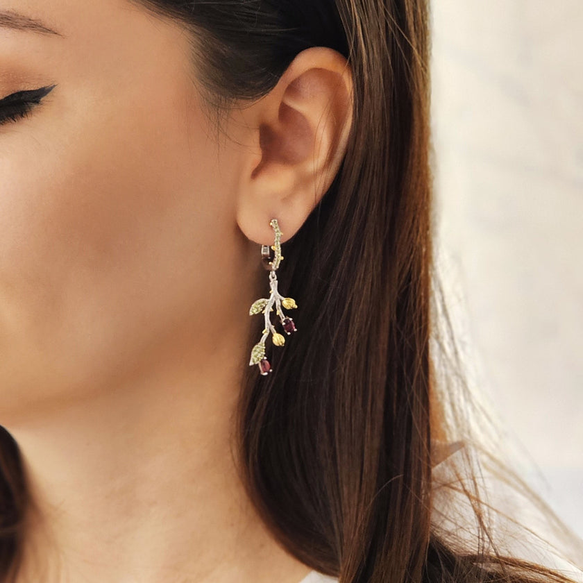 Cercei din Argint Reins cu pietre semipretioase din Rodolit si Peridot – Subtle Thorns vedere pe model 03R01-0011