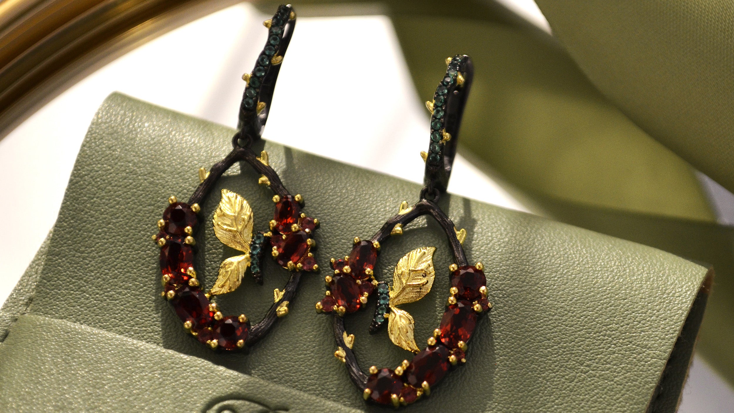 Cercei din argint in forma de fluture - Butterfly Secret Garden cu pietre semi-pretioase din Granat  03R01-0006