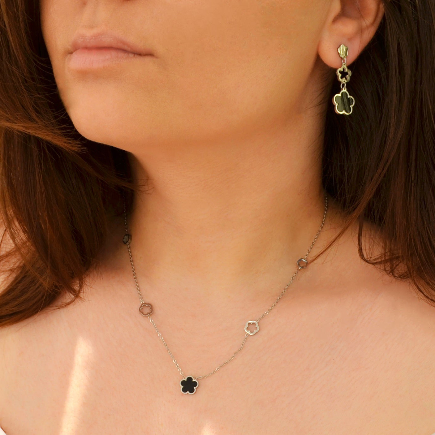 Cercei din otel inoxidabil Reins, placati cu aur galben de 18k, cu pietre din sidef – Lucky Charm, vedere pe model, 03S02-0008GB