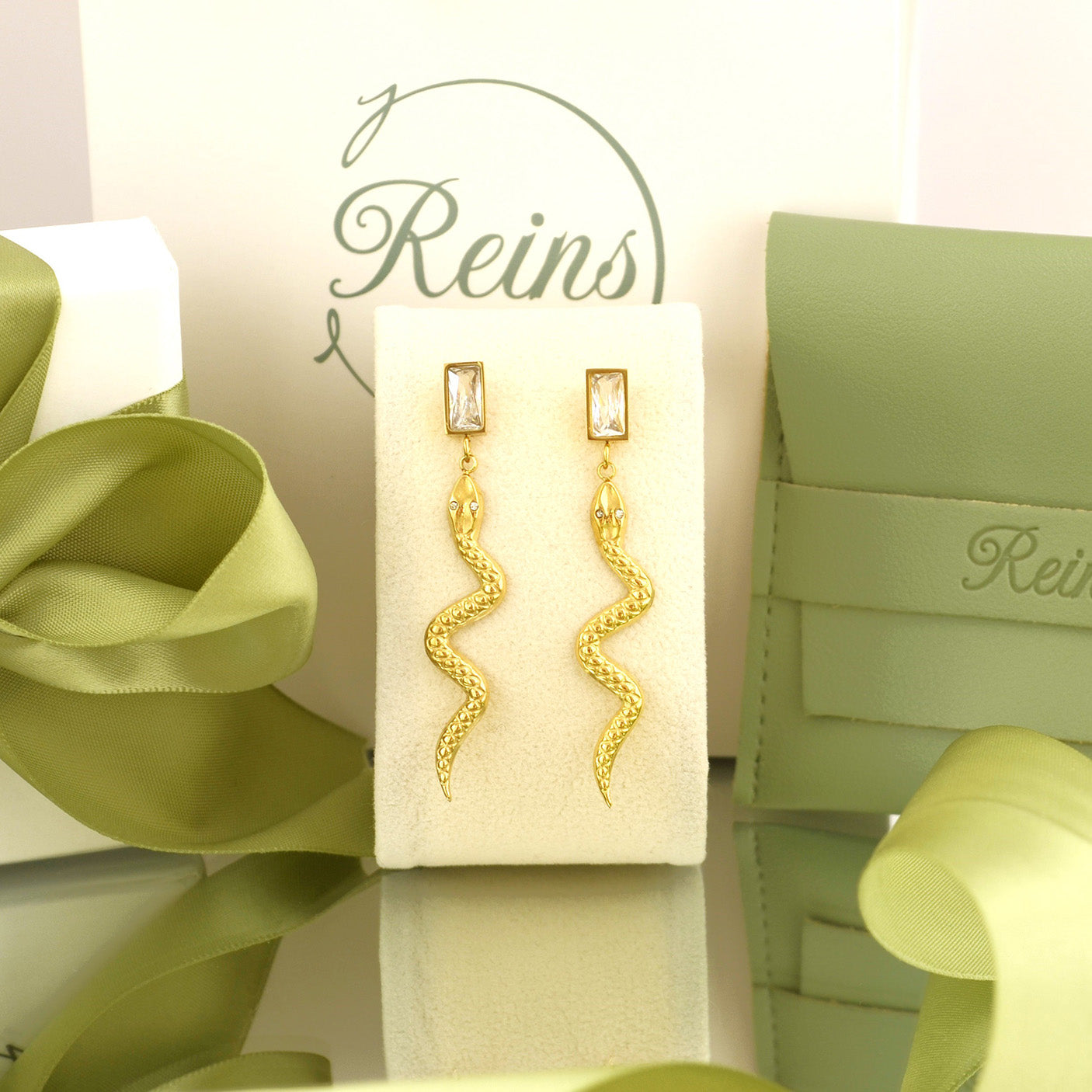 Cercei din otel inoxidabil Reins, placati cu aur galben de 18k – Serpent’s Kiss, vedere detaliata, 03S02-0010G