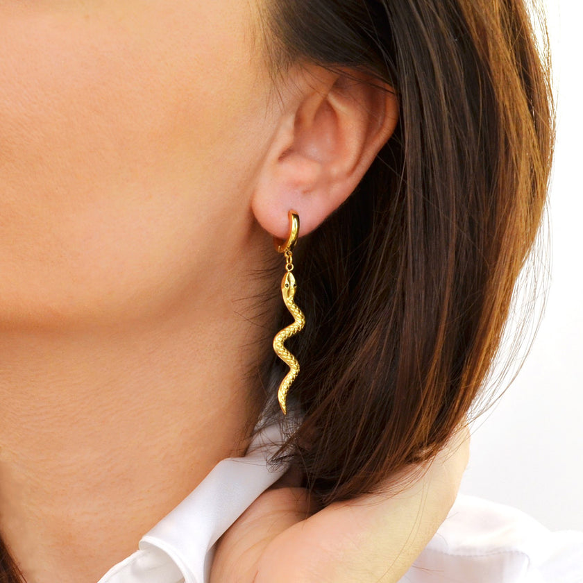 Cercei din otel inoxidabil Reins, placati cu aur galben de 18k – Serpent Whispers, vedere pe model, 03S02-0012G