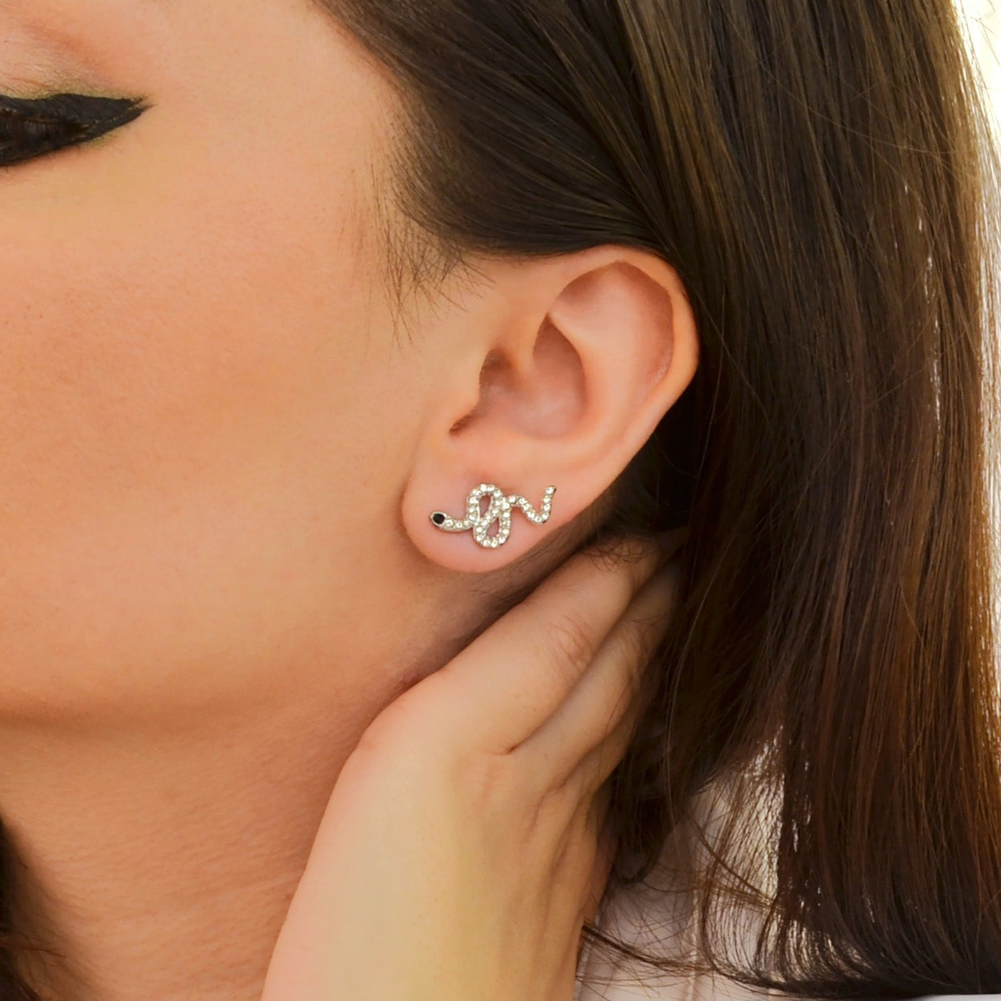 Cercei din otel inoxidabil Reins, placati cu rodiu, cu pietre din sidef – Cristal Snake, vedere model, 03S02-0011