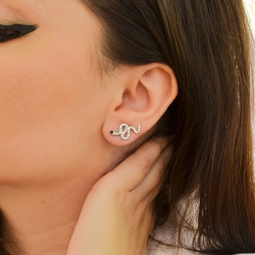 Cercei din otel inoxidabil Reins, placati cu rodiu, cu pietre din sidef – Cristal Snake, vedere model, 03S02-0011