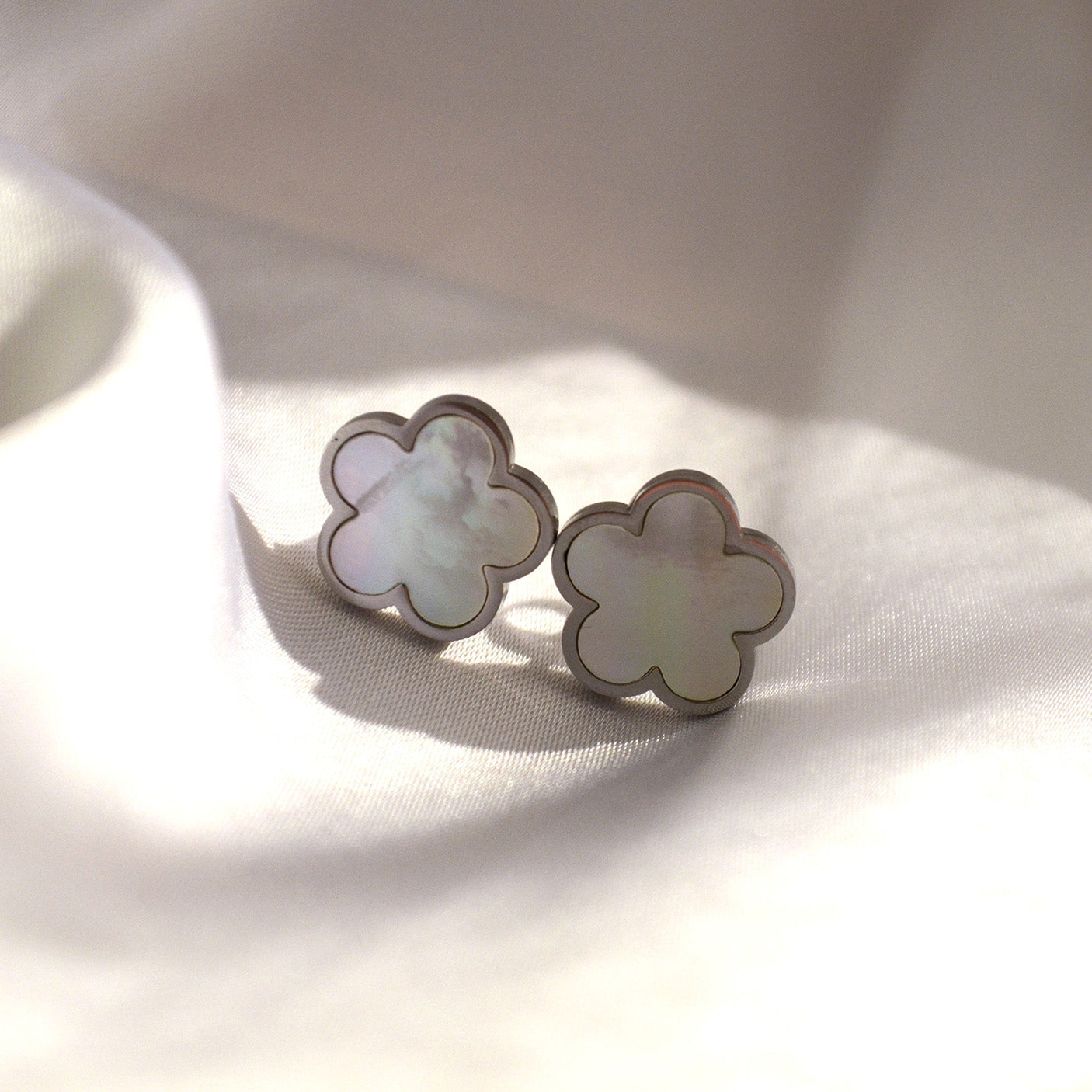 Cercei din otel inoxidabil Reins, placati cu rodiu, cu pietre din sidef – Lucky Charm, vedere detaliata, 03S02-0008