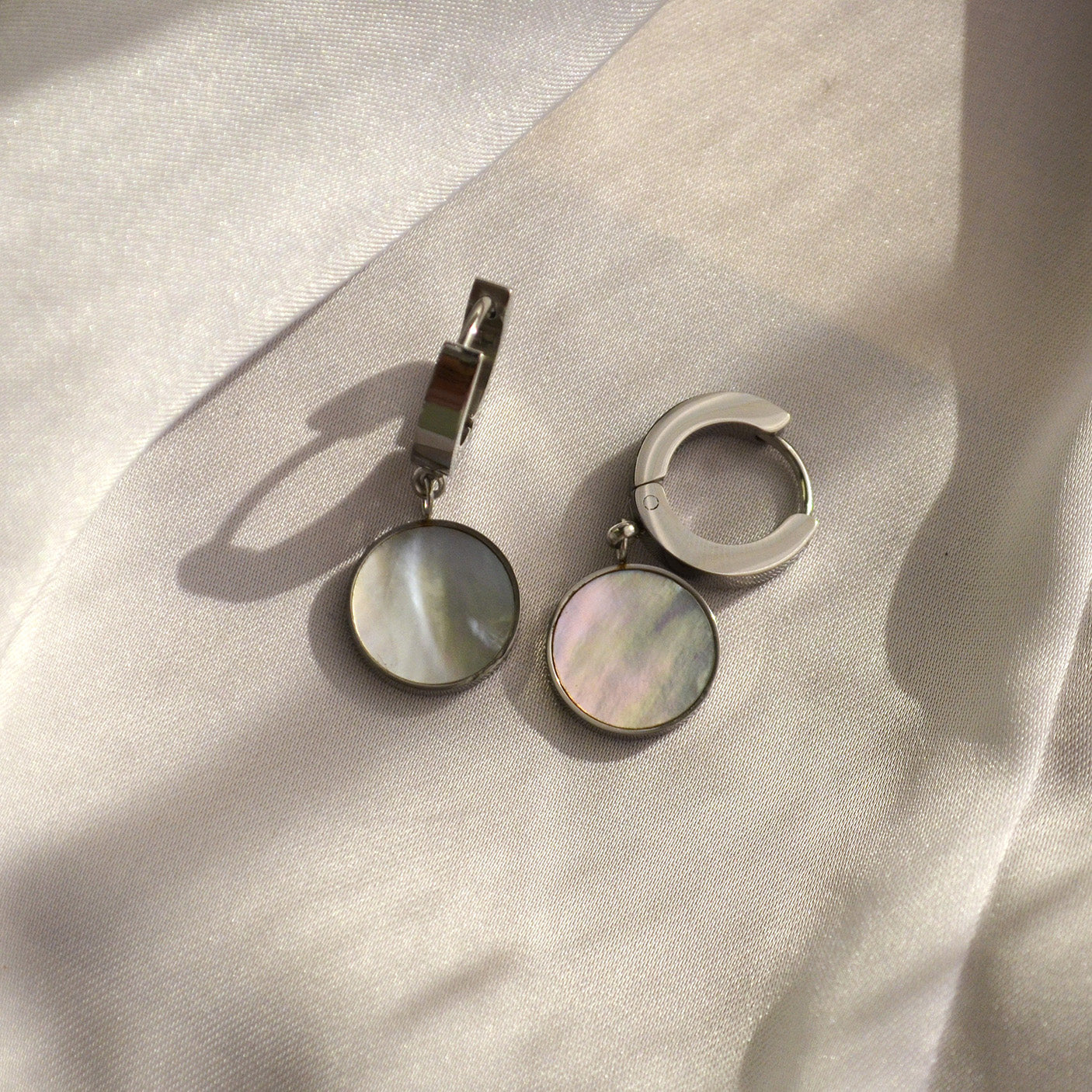 Cercei din otel inoxidabil Reins, placati cu rodiu, cu pietre din sidef – Mellow, vedere detaliata, 03S02-0002