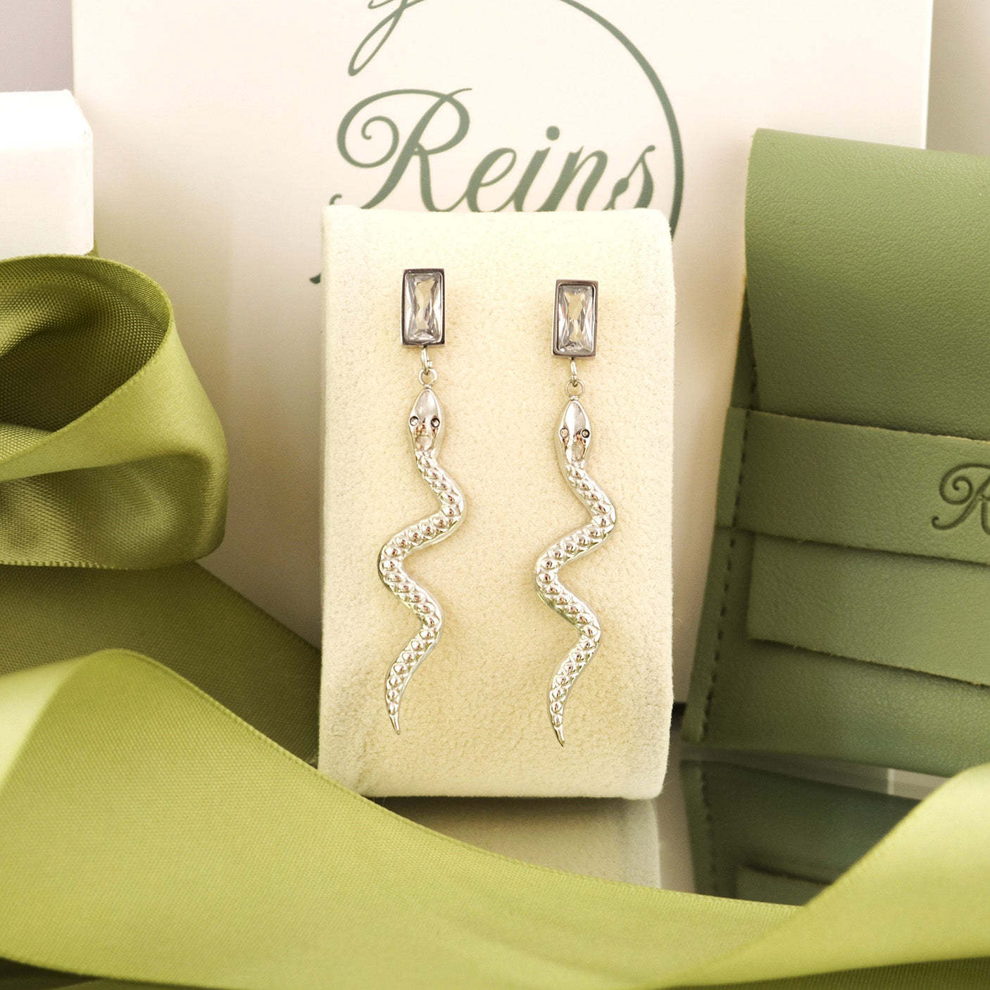 Cercei din otel inoxidabil Reins, placati cu Rodiu – Serpent’s Kiss, vedere detaliata, 03S02-0010