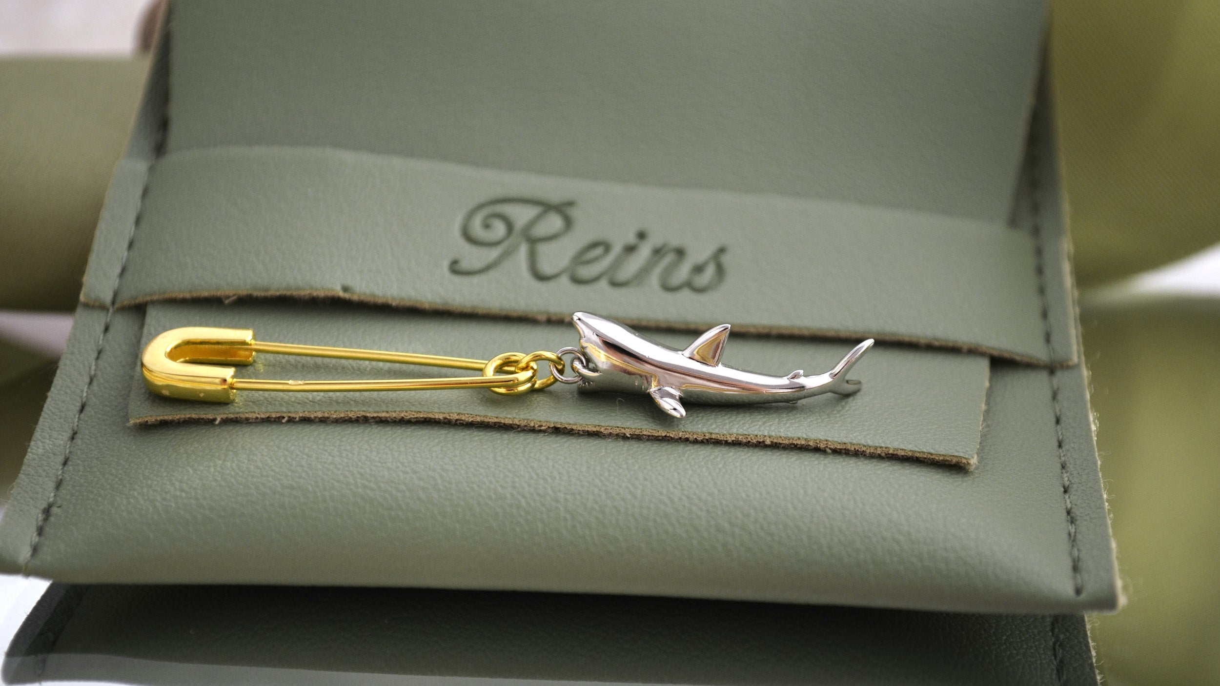 Cercel din Argint Reins, singular in forma de rechin, in baie de aur de 18k - Shark, vedere detaliata, 03R01-0025