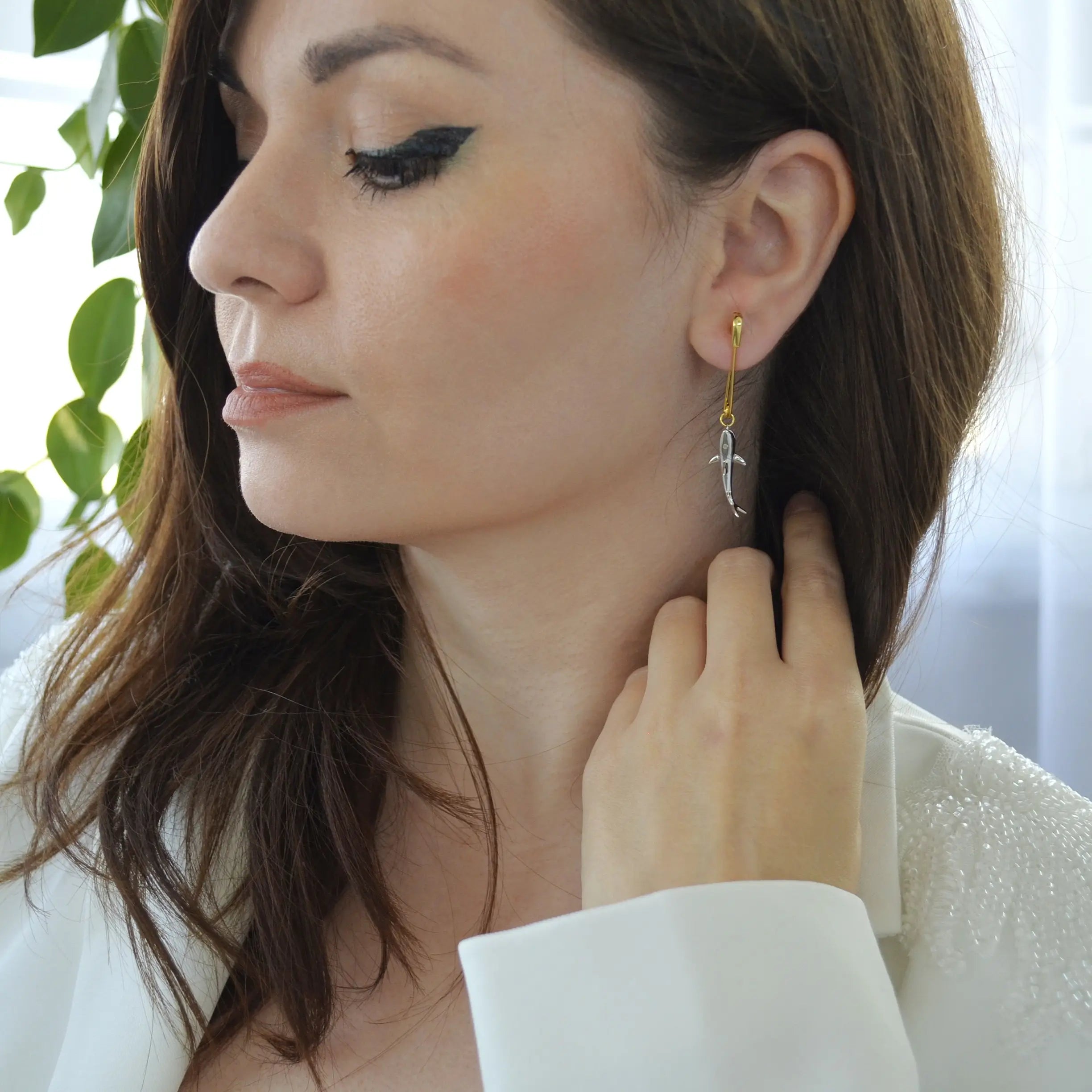 Cercel din Argint 925 Reins, singular in forma de rechin, in baie de aur de 18k - Shark, vedere pe fundal alb, 03R01-0025