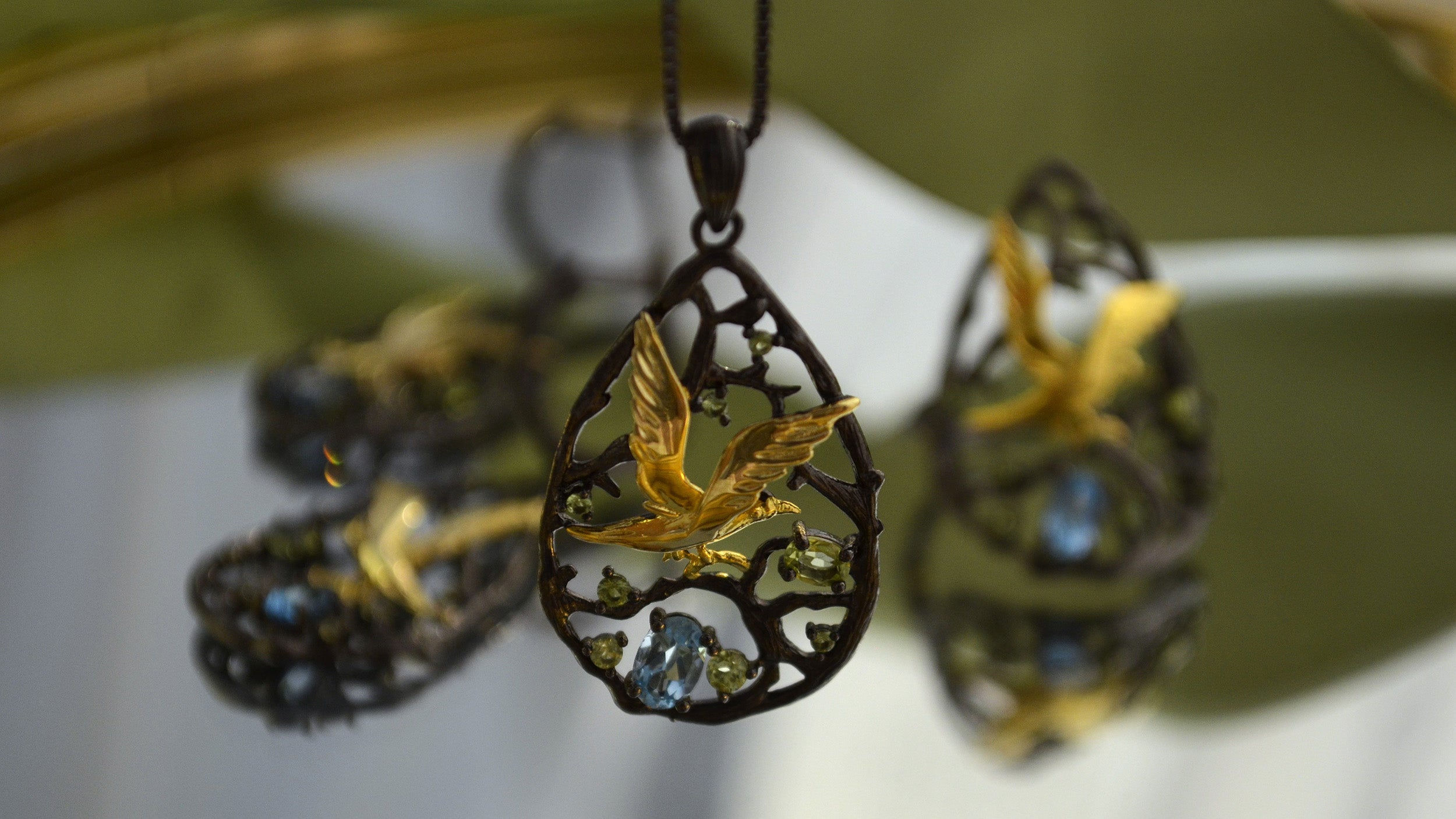 Colier din Argint Reins cu pietre semipretioase din Topaz si Peridot – Bird Perched - vedere detaliata 01R01-0002