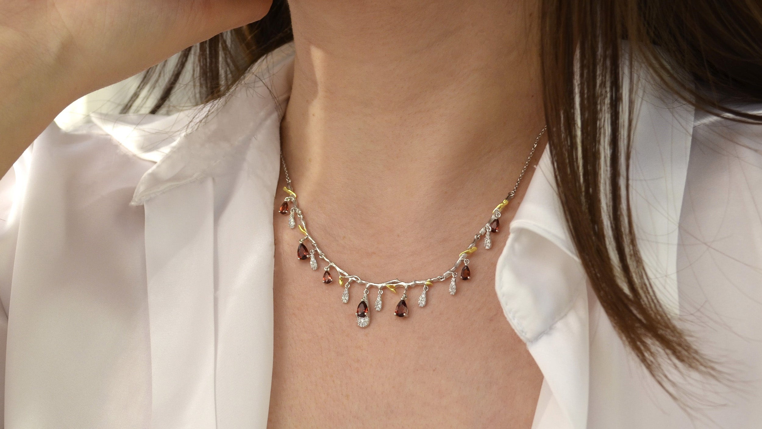 Colier din Argint Reins, cu pietre semi-pretioase din Ganat si Zircon – Love tears, vedere pe model, 01R01-0006