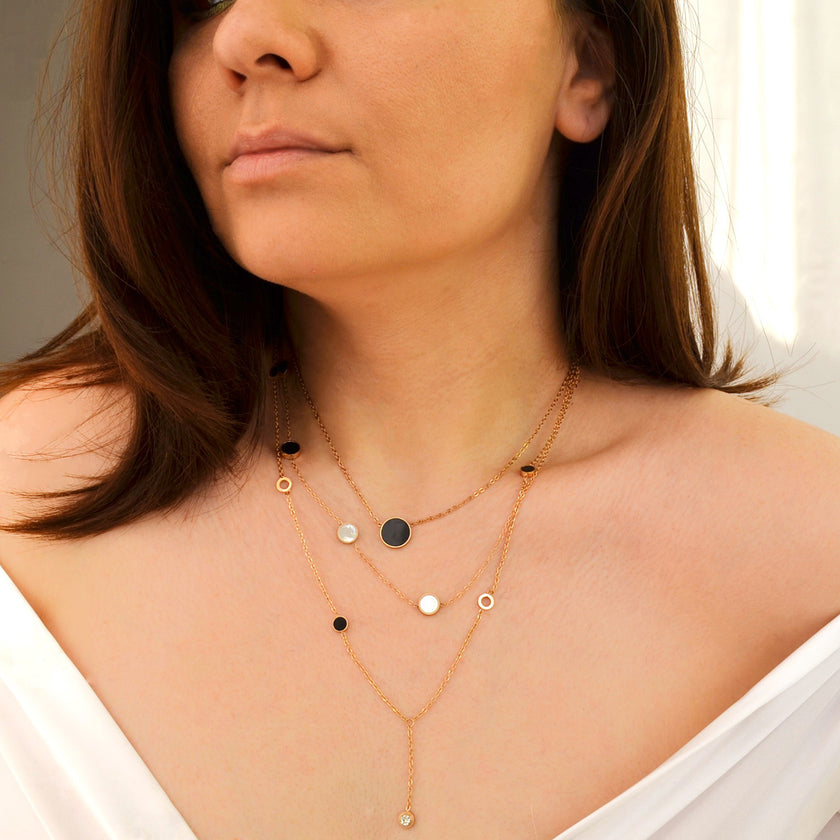 Colier din otel inoxidabil placat cu aur roz de 18k cu Sidef negru – Mellow Reins vedere pe fundal alb 01S02-0002RB