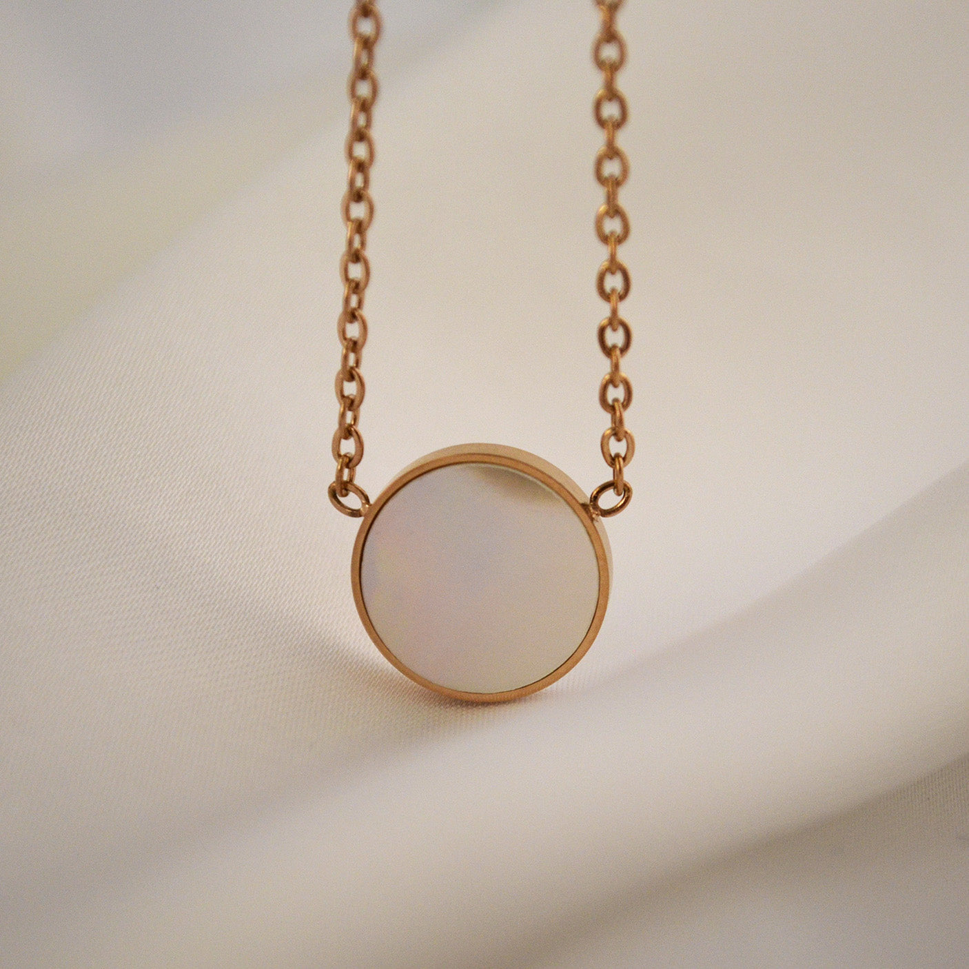 Colier din otel inoxidabil placat cu aur roz de 18k cu Sidef alb – Mellow Reins vedere detaliata 01S02-0002R