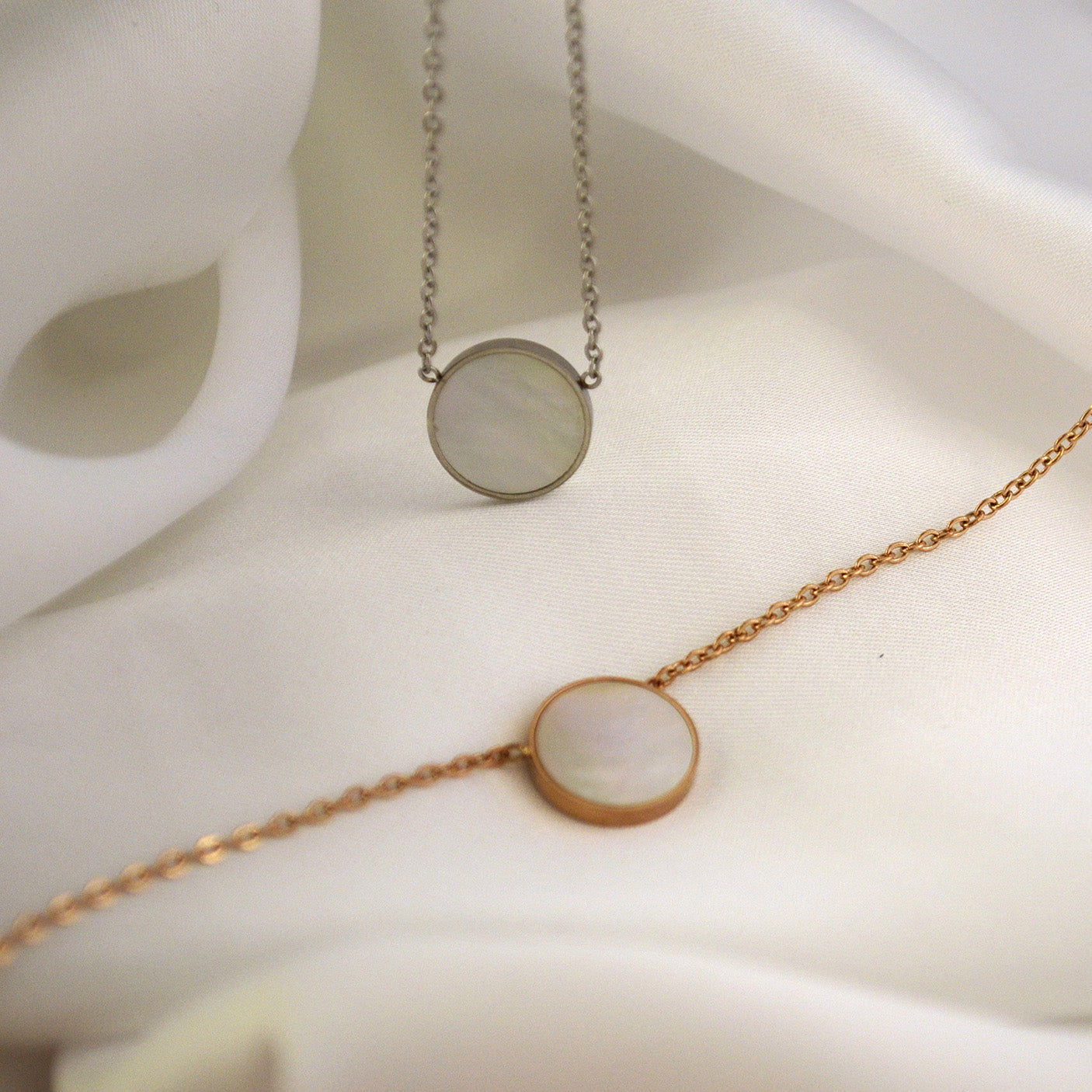 Colier din otel inoxidabil placat cu aur roz de 18k cu Sidef alb – Mellow Reins vedere detaliata 01S02-0002R