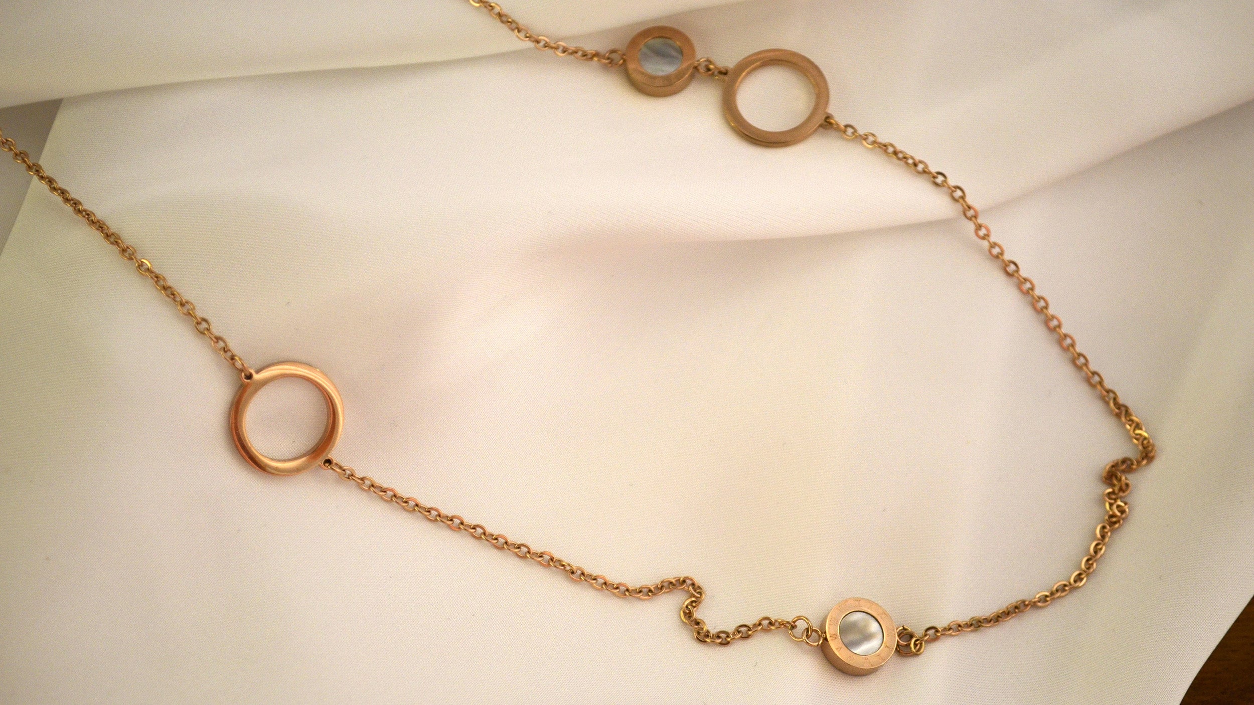 Colier din otel inoxidabil placat cu aur roz de 18k cu Sidef negru – Serenity Reins vedere detaliata 01S02-0007R