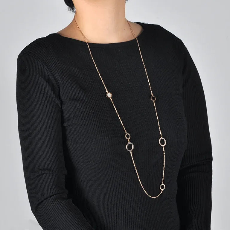 Colier din otel inoxidabil placat cu aur roz de 18k cu Sidef negru – Serenity Reins vedere pe model 01S02-0007R