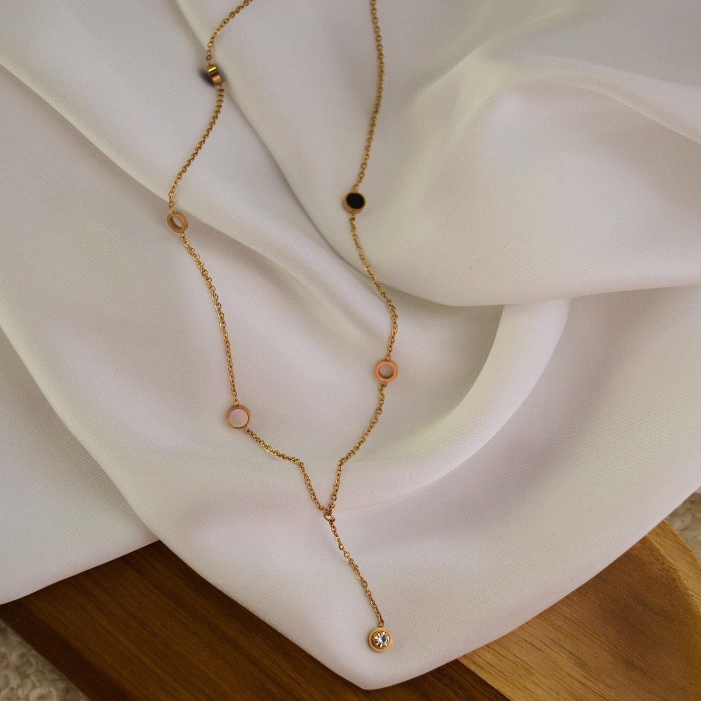 Colier din otel inoxidabil placat cu aur roz de 18k cu Sidef negru – Serenity Drop vedere detaliata 01S02-0001R