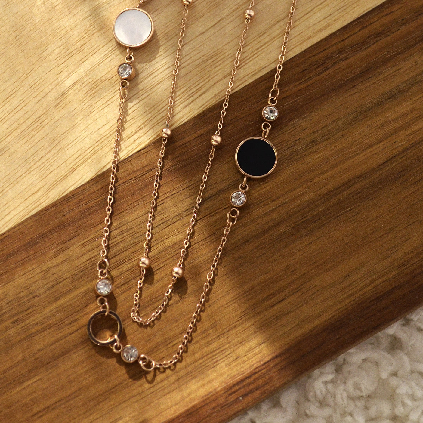 Colier din otel inoxidabil placat cu aur roz de 18k cu Sidef negru si cristale incolore – Serenity Duo vedere detaliata 01S02-0004R