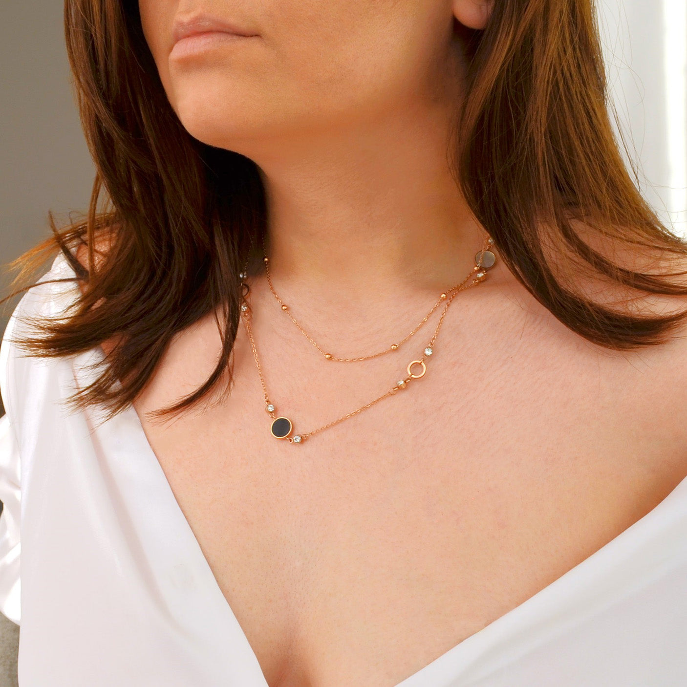 Colier din otel inoxidabil placat cu aur roz de 18k cu Sidef negru si cristale incolore – Serenity Duo vedere pe model 01S02-0004R