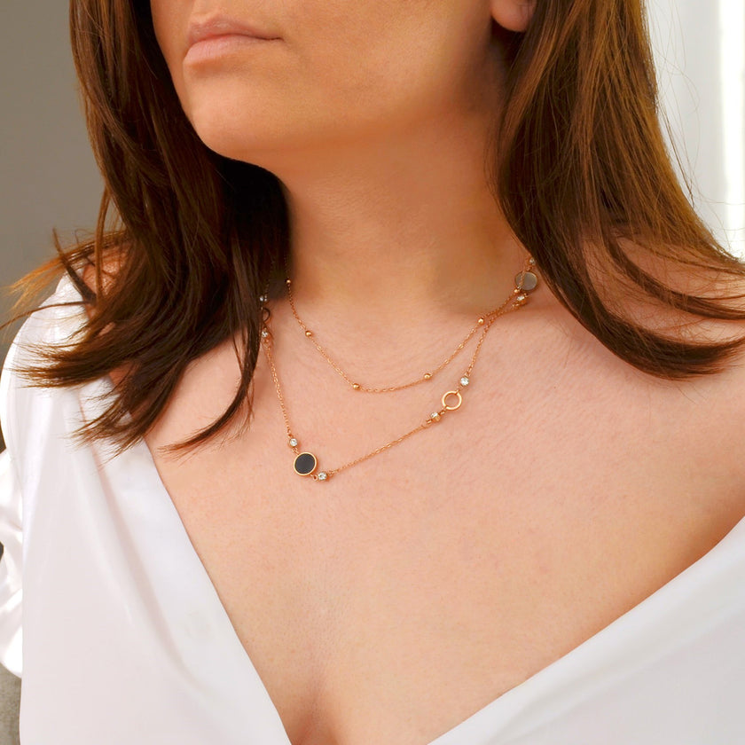 Colier din otel inoxidabil placat cu aur roz de 18k cu Sidef negru si cristale incolore – Serenity Duo vedere pe model 01S02-0004R