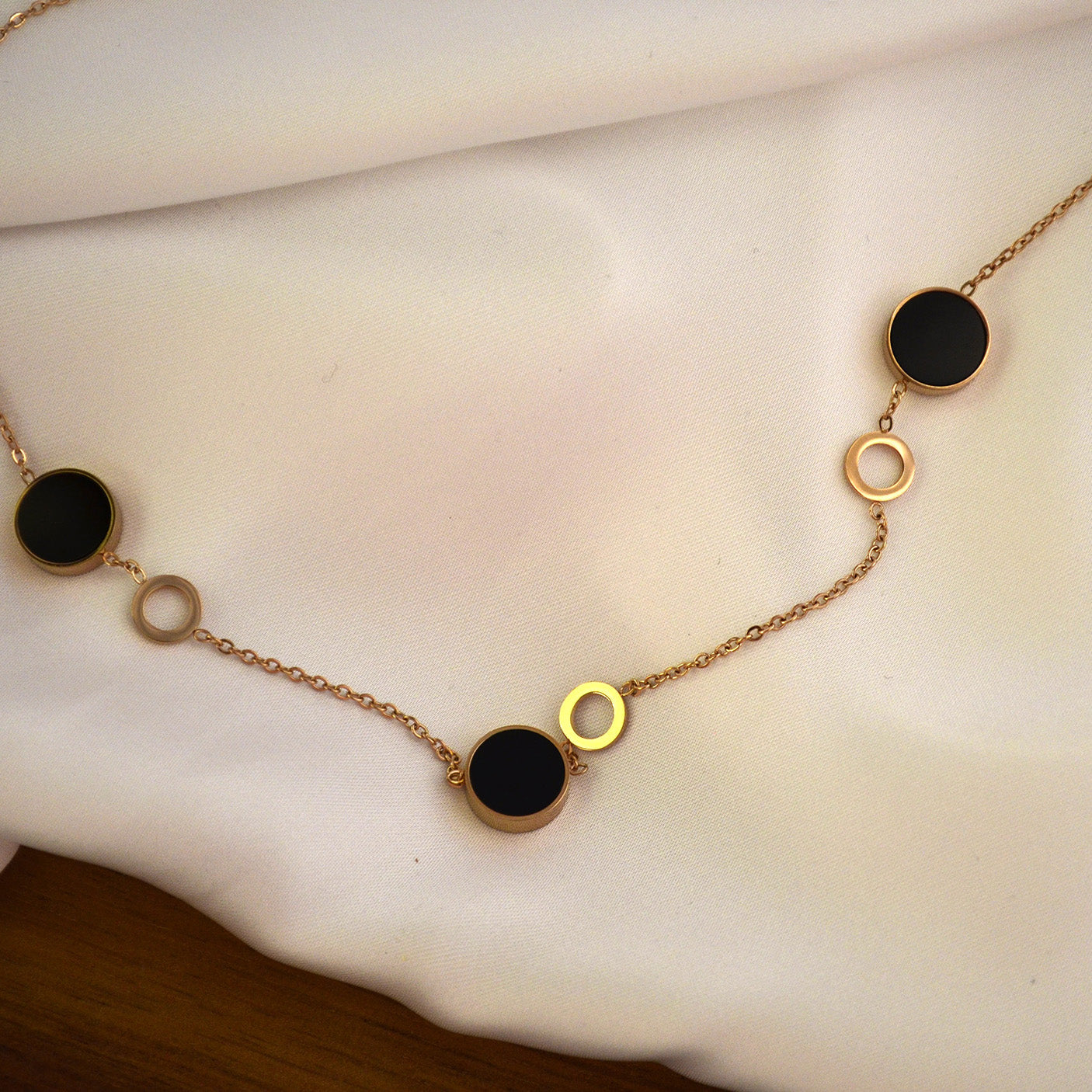 Colier din otel inoxidabil placat cu aur galben de 18k cu Sidef alb si negru – Serenity Trio vedere detaliata 01S02-0005G