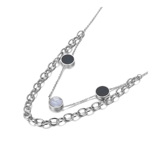 Colier din otel inoxidabil placat cu rodiu cu Sidef alb si negru si cristale incolore – Serenity Trio vedere pe fundal alb 01S02-0006