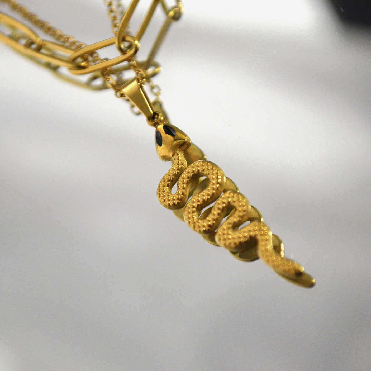 Colier din otel inoxidabil placat cu aur galben de 18k – Serpent Link vedere detaliata pandantiv 01S02-0010G