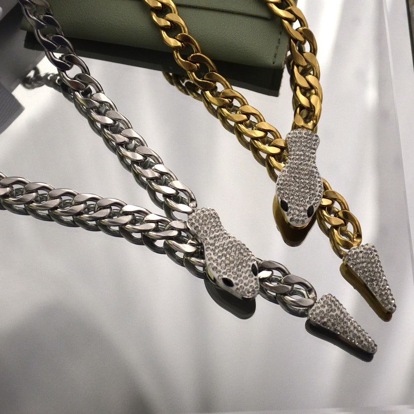 Colier din otel inoxidabil placat cu rodiu sau aur galben de 18k cu cristal incolor Austriac – Serpent’s Kiss vedere detaliata 01S02-0011G