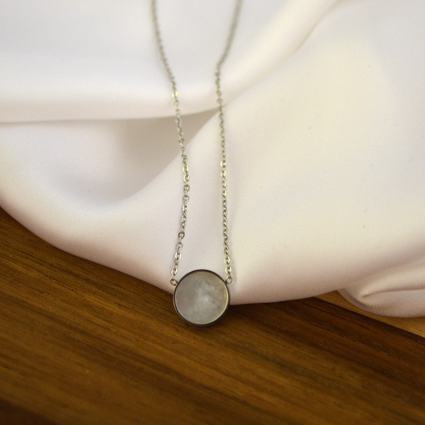 Colier din otel inoxidabil placat cu rodiu cu Sidef alb – Mellow Reins vedere detaliata 01S02-0002