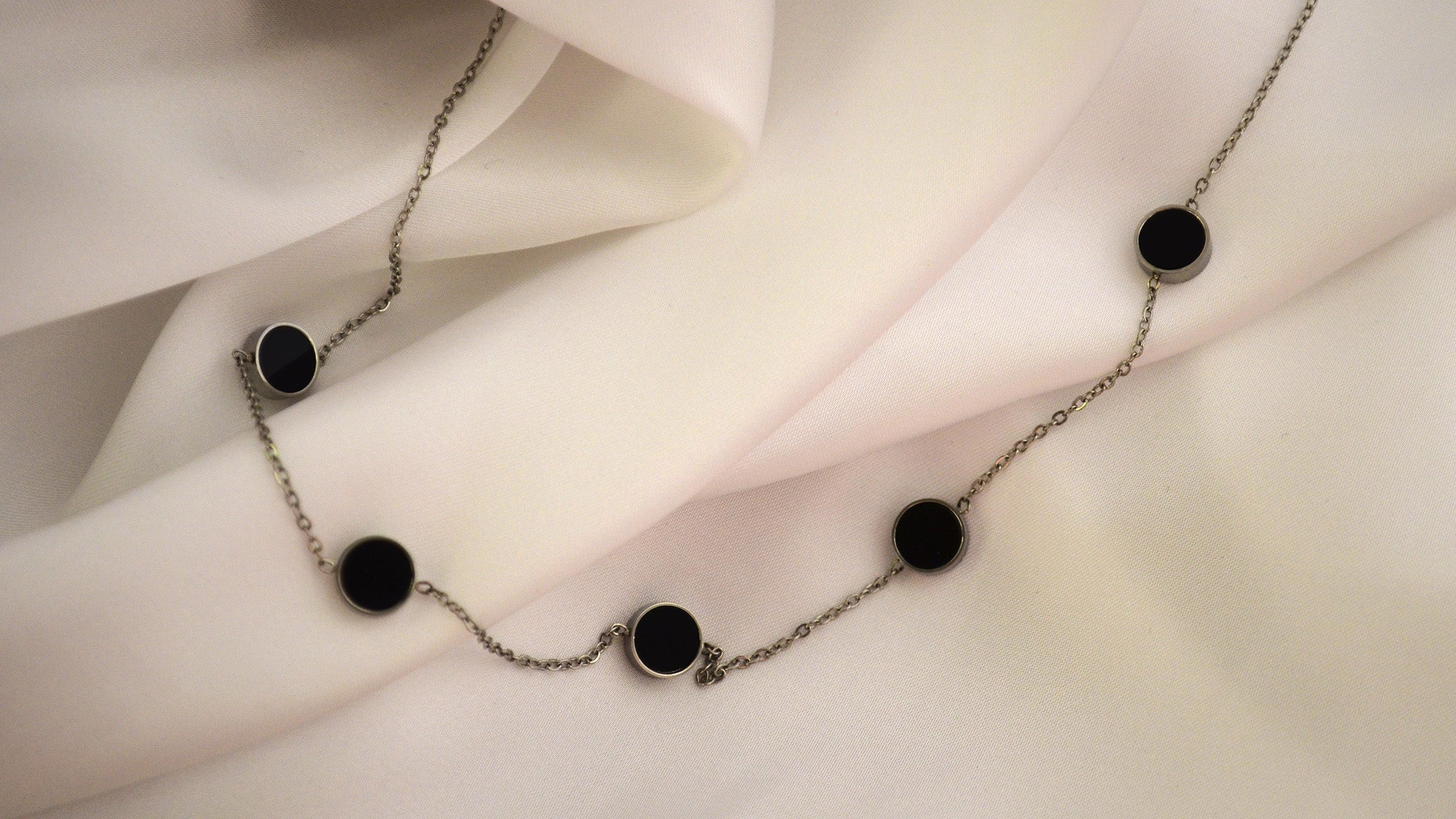 Colier din otel inoxidabil placat cu rodiu cu sidef negru si alb – Mellow Harmony vedere detaliata 01S02-00003