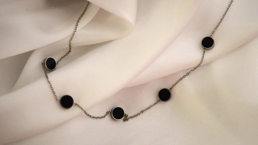 Colier din otel inoxidabil placat cu rodiu cu sidef negru si alb – Mellow Harmony vedere detaliata 01S02-00003