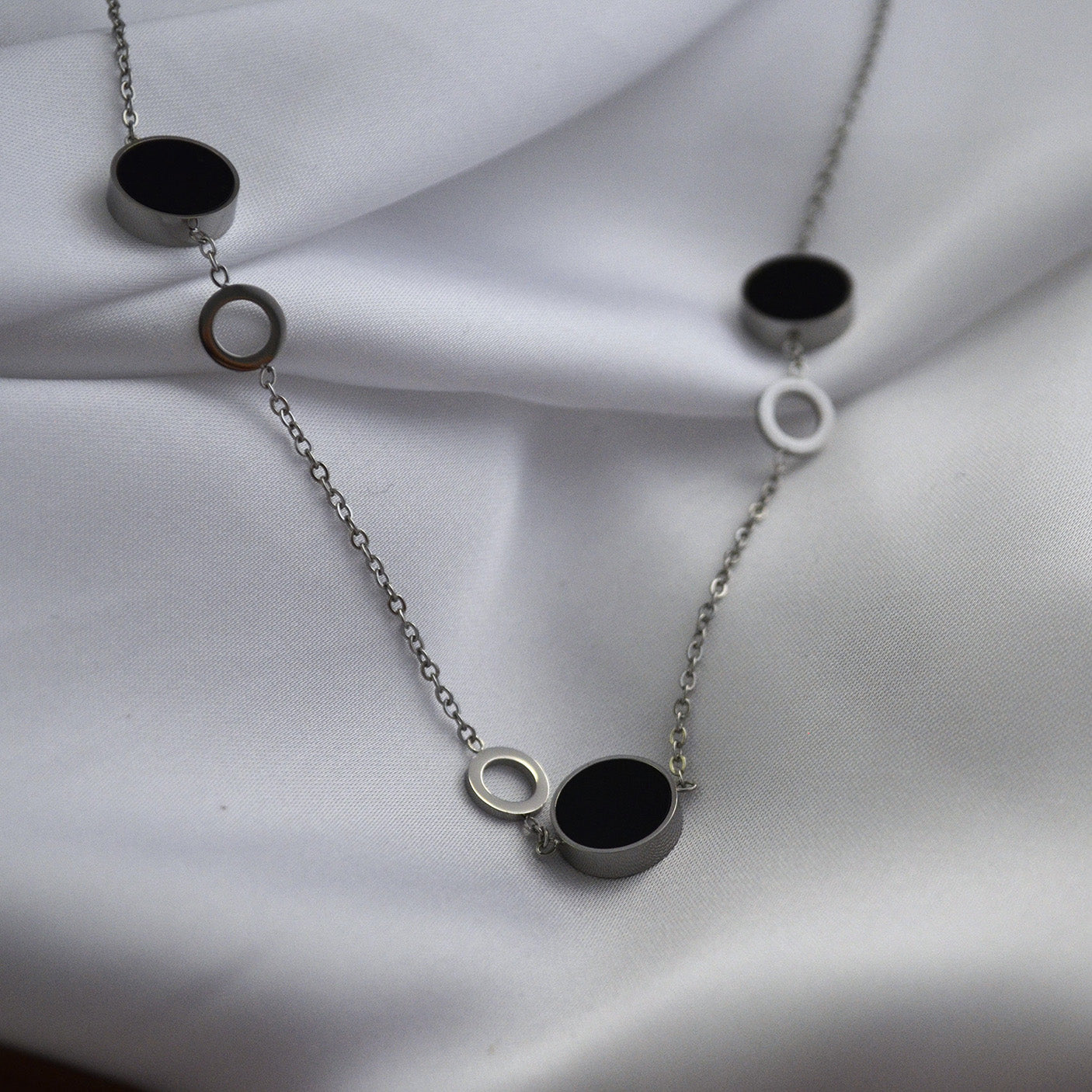Colier din otel inoxidabil placat cu rodiu cu Sidef alb si negru – Serenity Trio vedere detaliata 01S02-0005