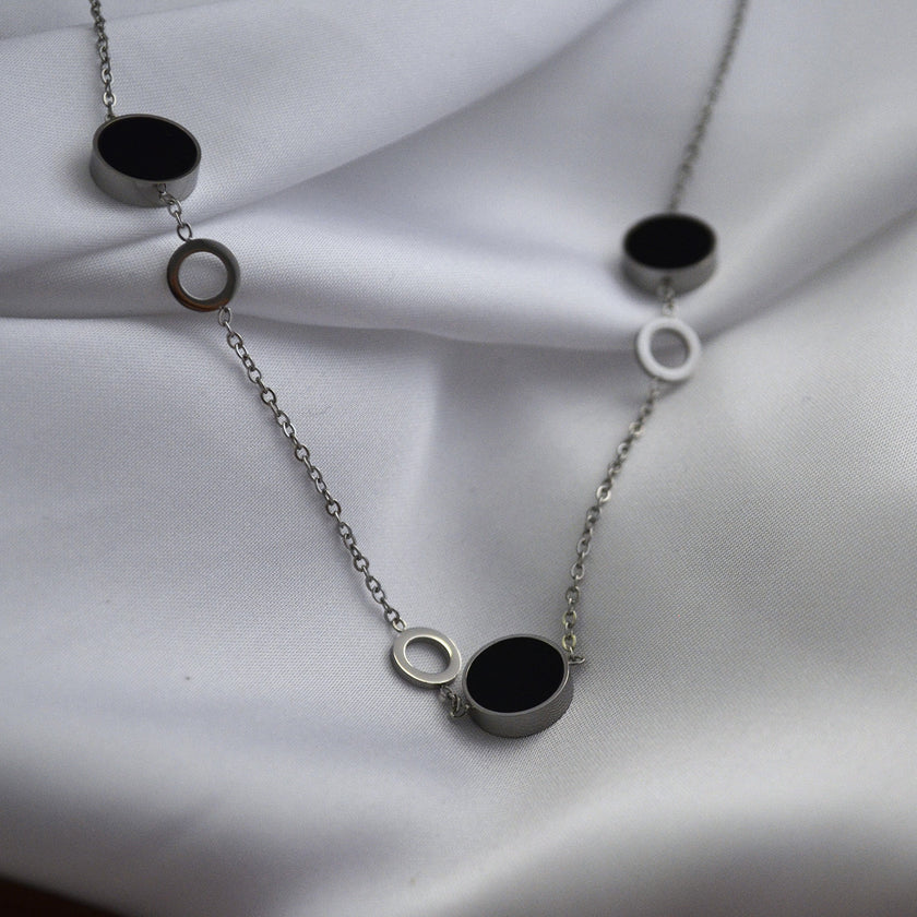 Colier din otel inoxidabil placat cu rodiu cu Sidef alb si negru – Serenity Trio vedere detaliata 01S02-0005