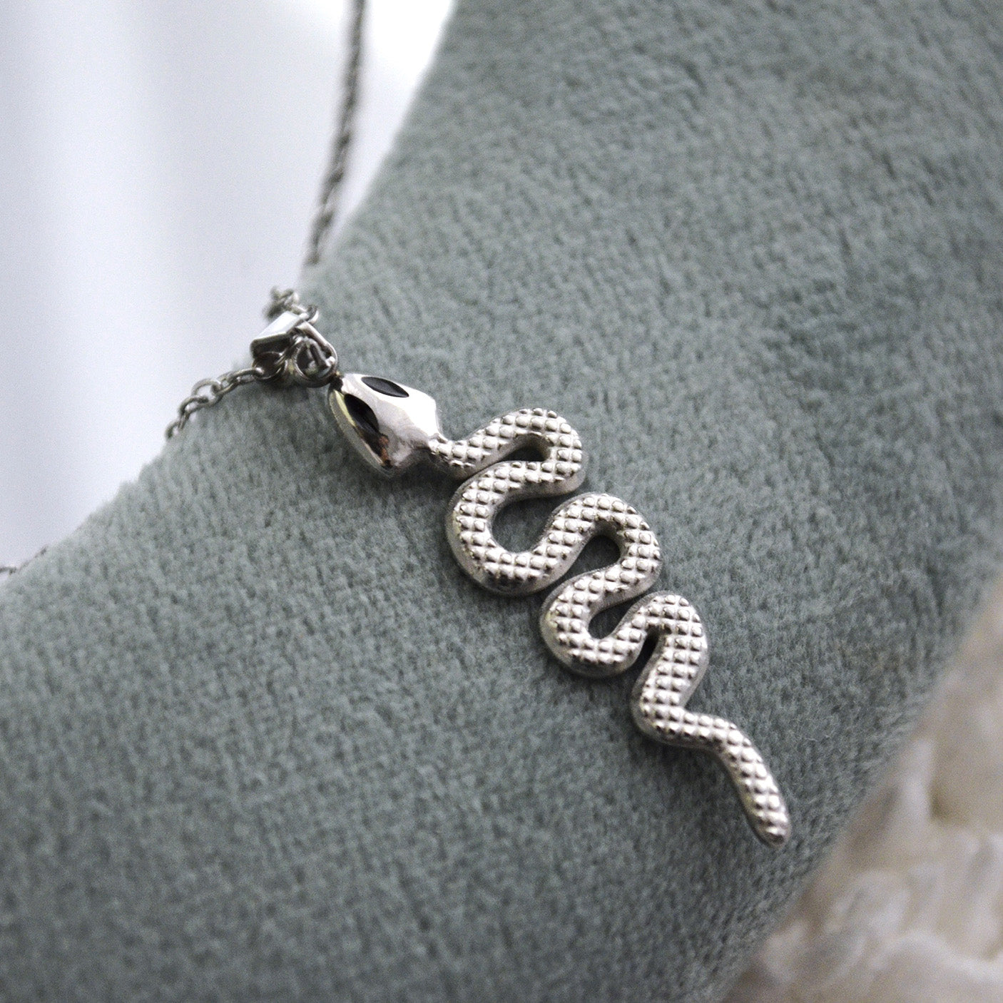 Colier din otel inoxidabil placat cu rodiu – Serpent Link vedere detaliata pandantiv 01S02-0010