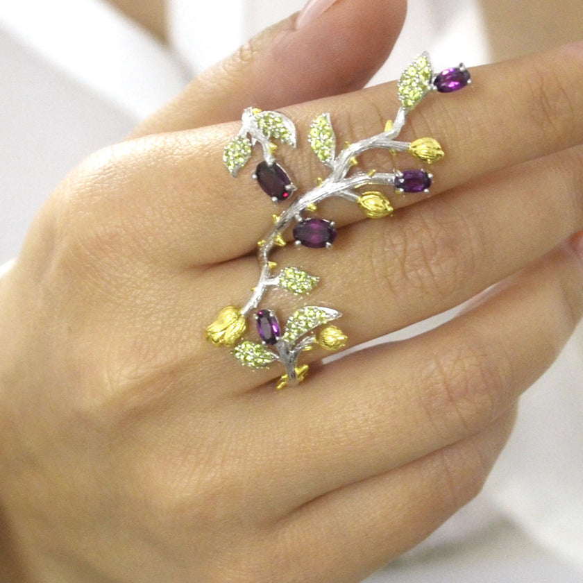 Inel din Argint Reins, cu pietre semi-pretioase din Rodolit si Peridot – Subtle Thorns, vedere pe model, 04R01-0011