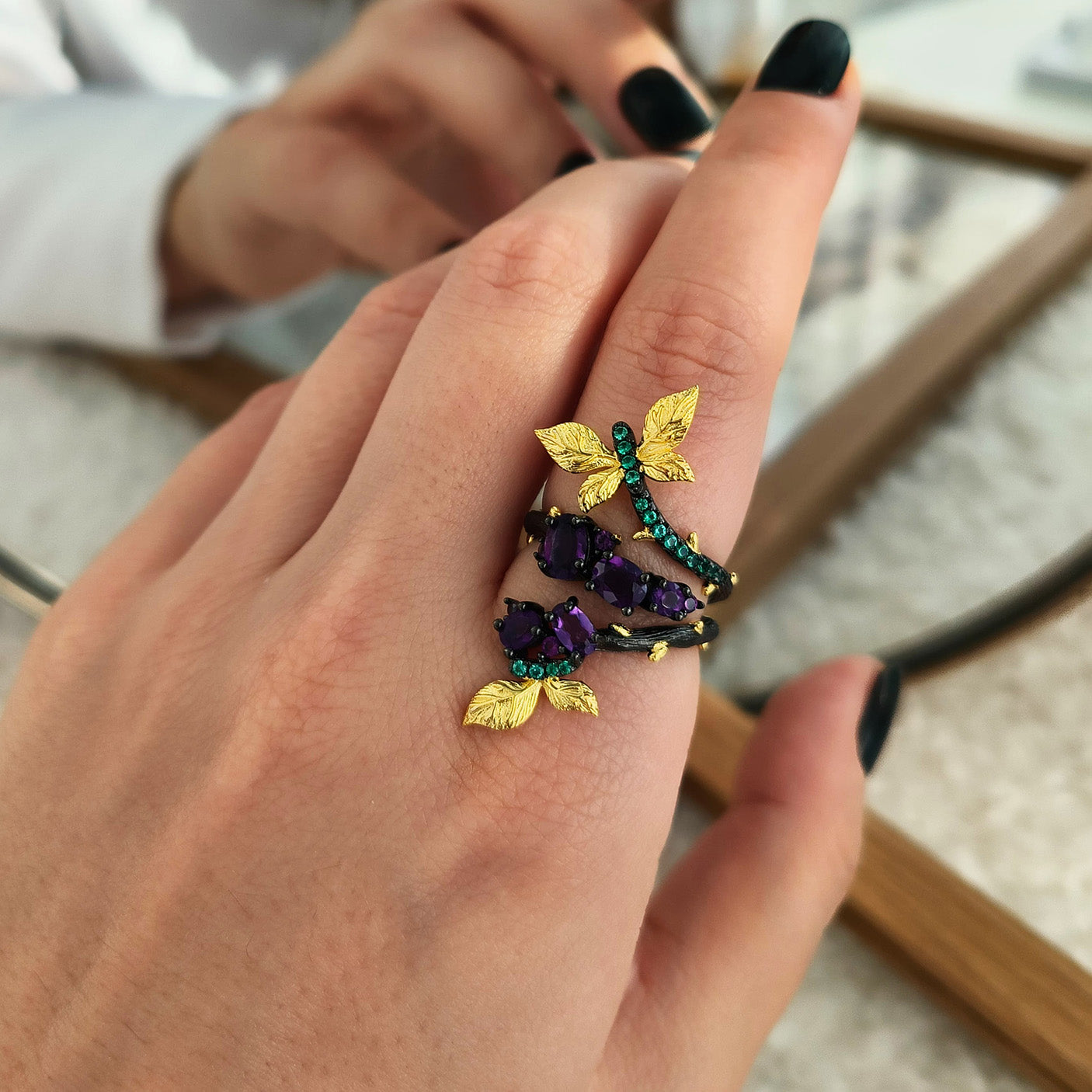 Inel din Argint Reins cu pietre semipretioase din Ametist – Butterfly Secret Garden vedere pe model 04R01-0006A