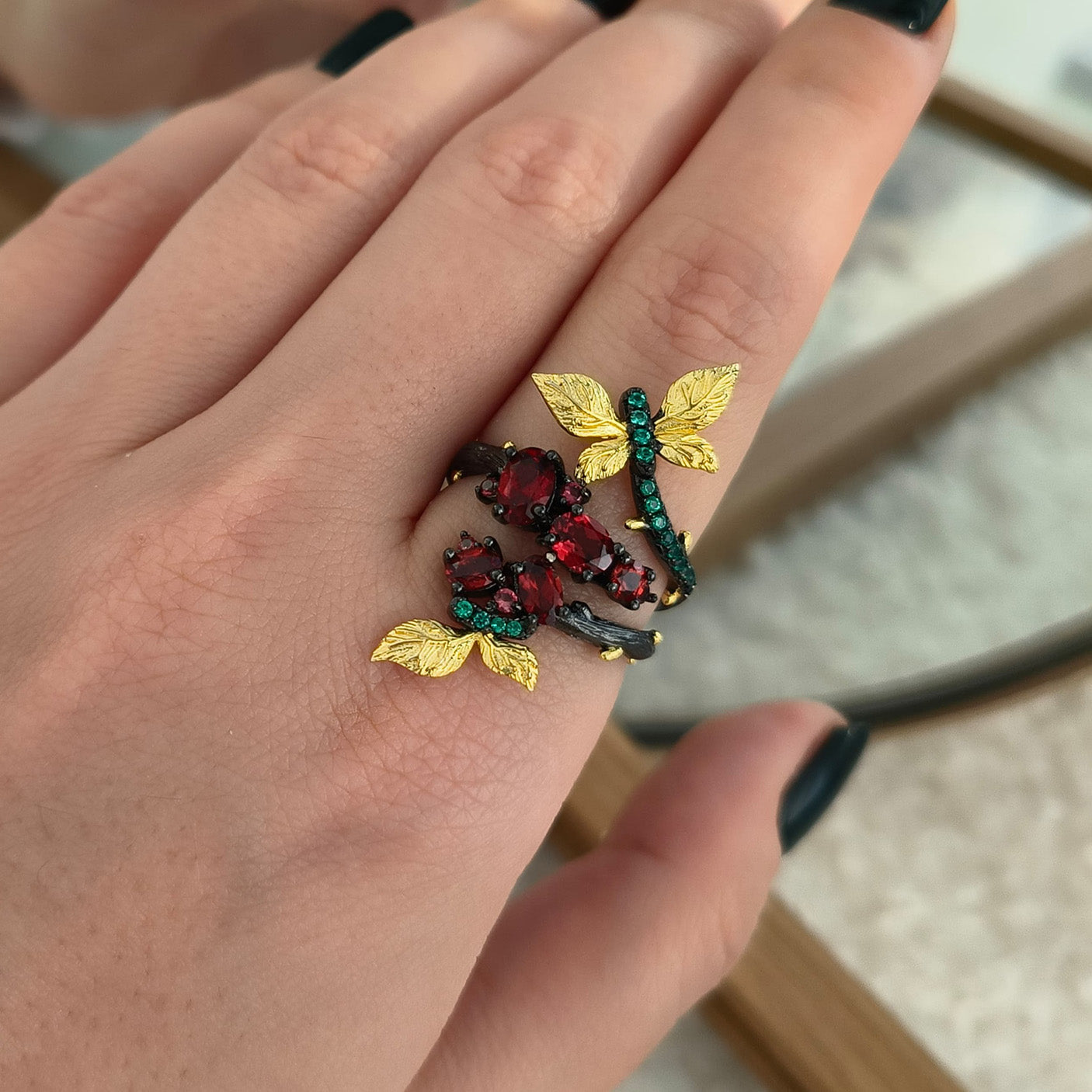 Inel din Argint Reins cu pietre semipretioase din Granat – Butterfly Secret Garden vedere pe model 04R01-0006G