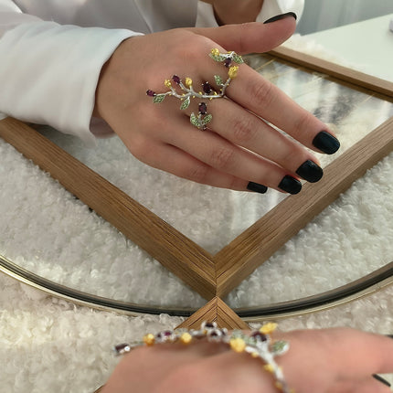 Inel din Argint Reins cu pietre semipretioase din Rodolit si Peridot – Subtle Thorns vedere pe model 04R01-0011